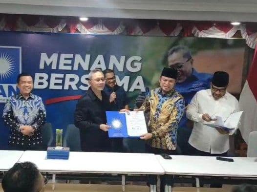 Ketua Umum PAN Zulkifli Hasan menyerahkan surat dukungan kepada Haji Rudy Mas’ud.