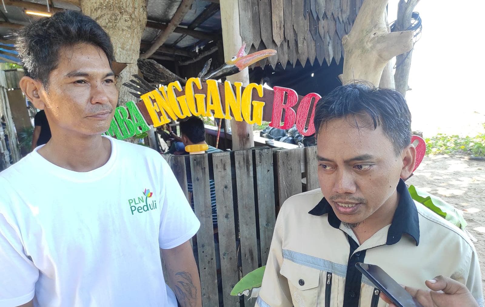 (ka-ki) Kepala UPTD Sampah Manggar Balikpapan, Muhammad Hariyanto bersama Pengelola Pantai Damba Enggang Borneo