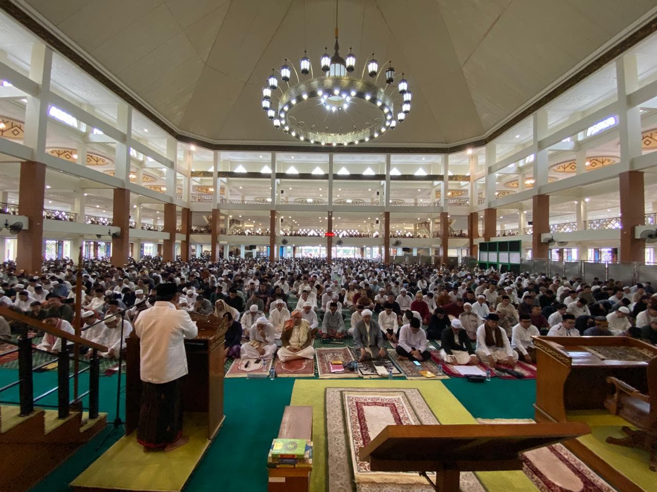 Sekda kota Balikpapan Muhaimin membacakan sambutan walikota Balikpapan Rahmad Mas'ud di depan jamaah masjid Balikpapan Islamic Center.