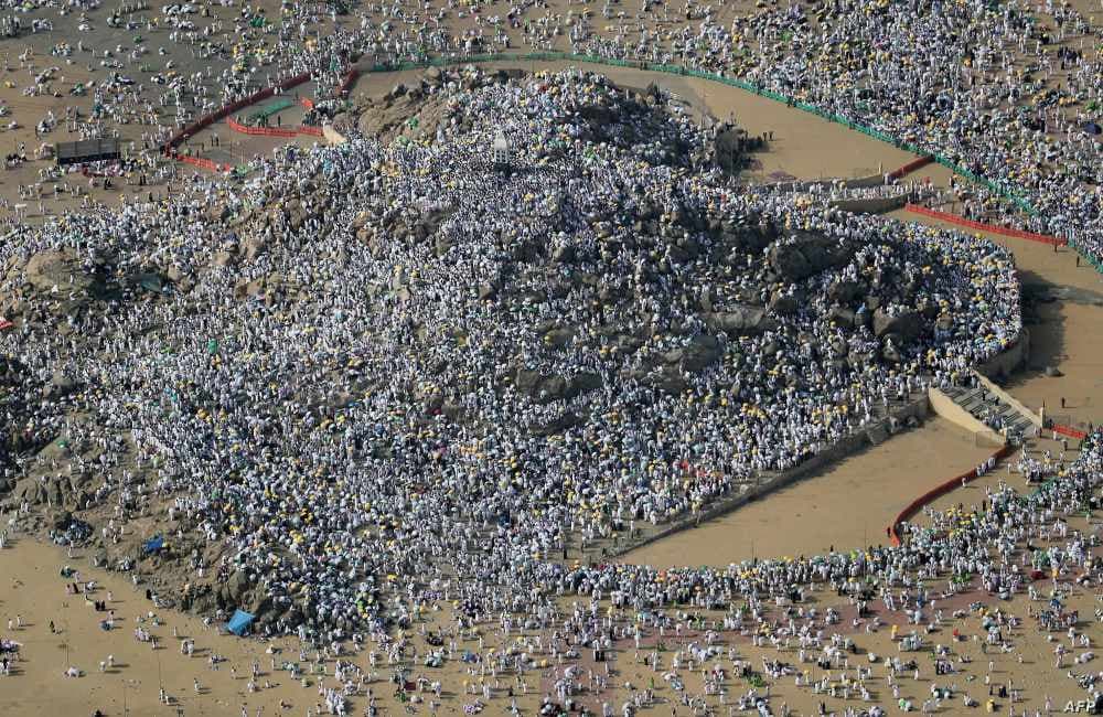 Jamaah haji dari berbagai negara ketika melakukan wukuf di Arafah sebagai salah satu rukun haji.  