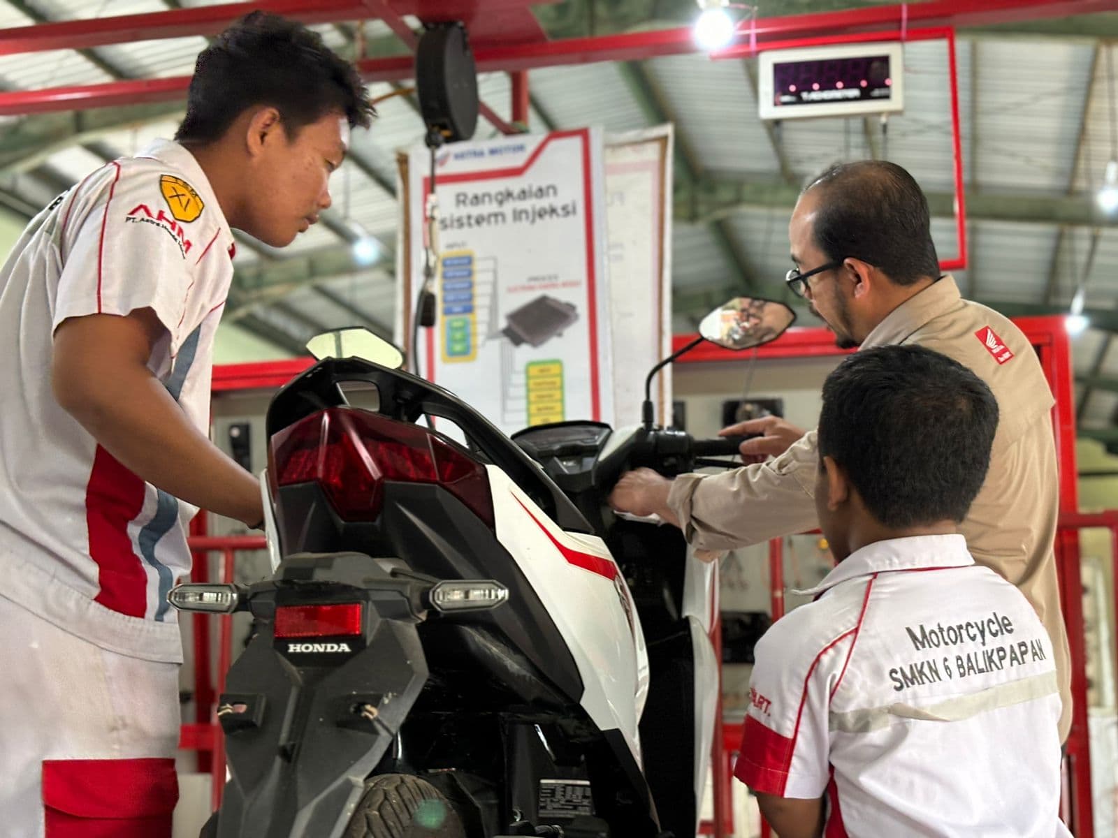 Cegah Berita Hoax, Astra Motor Kaltim 1 Bersama Jurnalis Balikpapan Edukasi Pelajar SMKN 6 