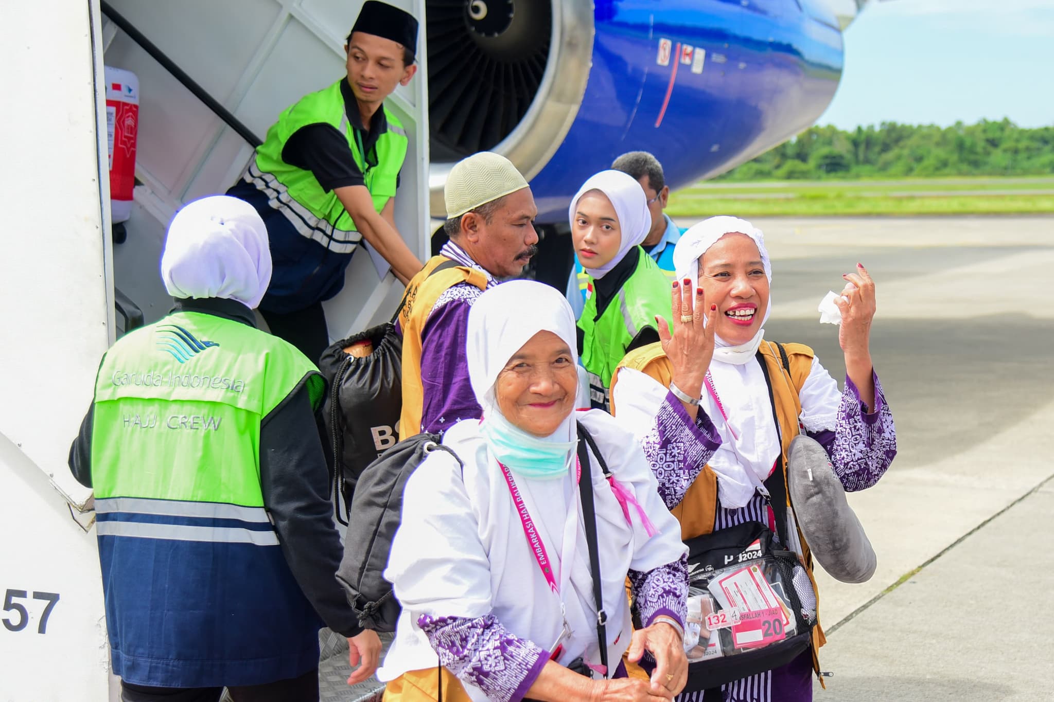 Sujud Syukur Warnai Kedatangan Kloter Pertama Jamaah Haji Balikpapan  