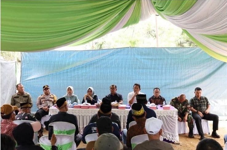 Pertemuan Pj Gubernur Kaltim Akmal Malik dengan warga Desa Pemaluan Kabupaten Penajam Paser Utara membahas dampak tol IKN.