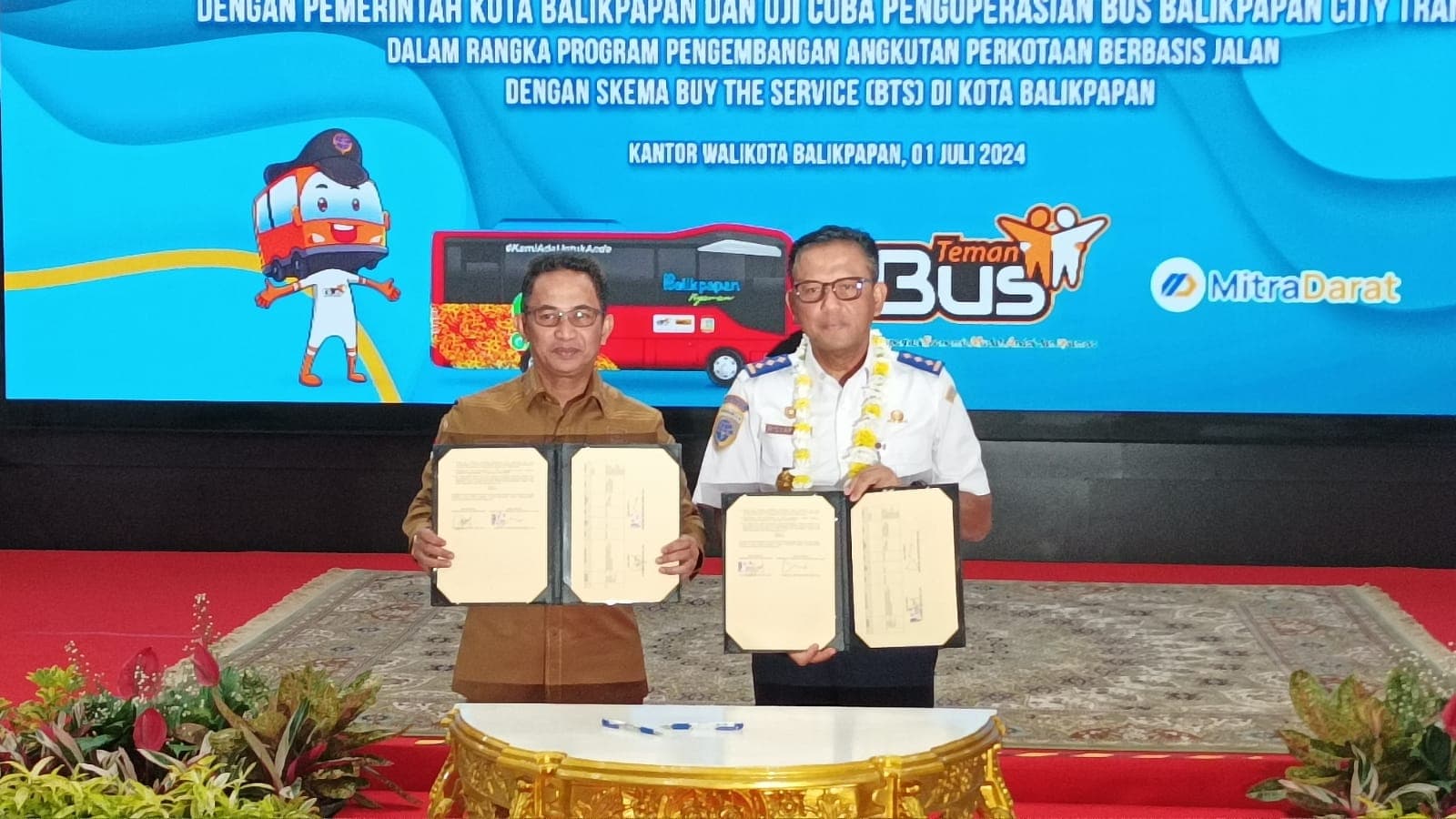 Wali Kota Balikpapan H. Rahmad Mas'ud dan Direktur Jenderal Perhubungan Darat Kementerian Perhubungan, Irjen Pol Risyapudin Nursin melakukan penandatangan nota kesepakatan di Auditorium Balai Kota Balikpapan, pada hari Senin, 1 Juli 2024.