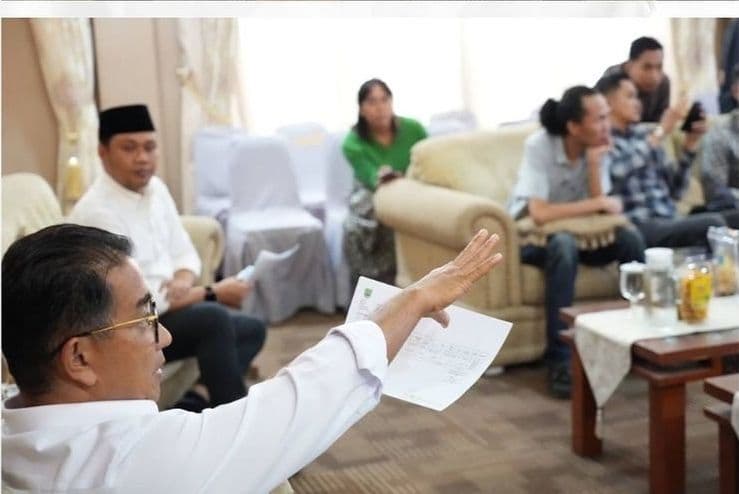 Pj Gubernur Kaltim Akmal Malik berdiskusi dengan para pegiat lingkungan hidup membahas kerusakan Pulau Kakaban di Kabupaten Berau 