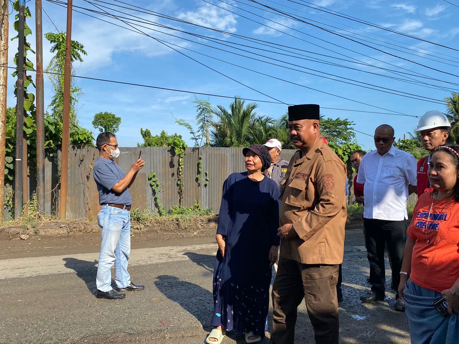 Terima Keluhan Warga, Edi Damansyah Tinjau Kondisi Jalan Rusak Parah di Kecamatan Loa Kulu 