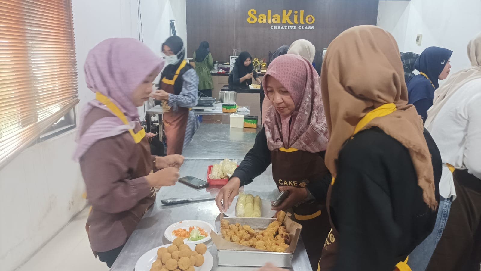 DKUMKMP Balikpapan memberikan pelatihan diversifikasi olahan tahu, tempe, ikan dan kelautan kepada IKM Kota Balikpapan, di Outlet SalaKilo Jalan MT Haryono Kilo Meter 4,5 Pasar Buton.