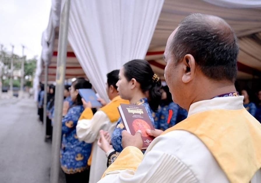 Ratusan PNS di lingkungan Pemkot Samarinda menjalani pelantikan oleh Walikota Samarinda Andi Harun.