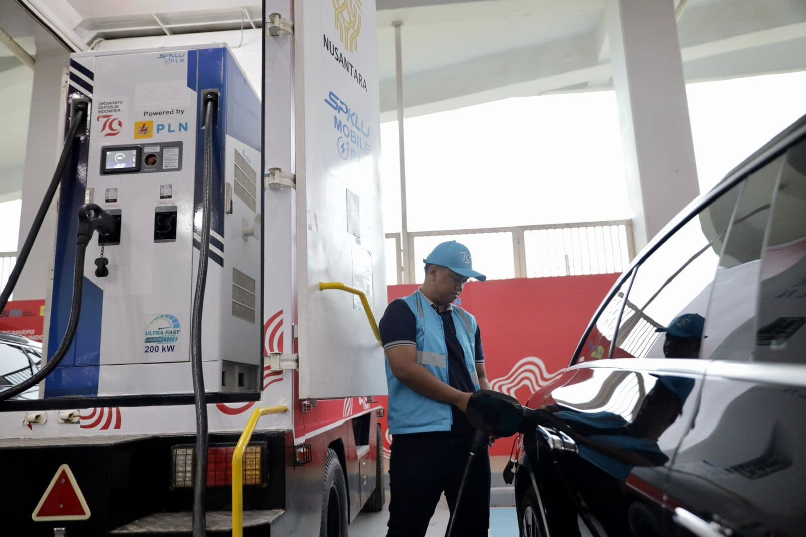 18 SPKLU PLN Berhasil Layani 340 Transaksi Pengisian Mobil Listrik Selama HUT RI di IKN