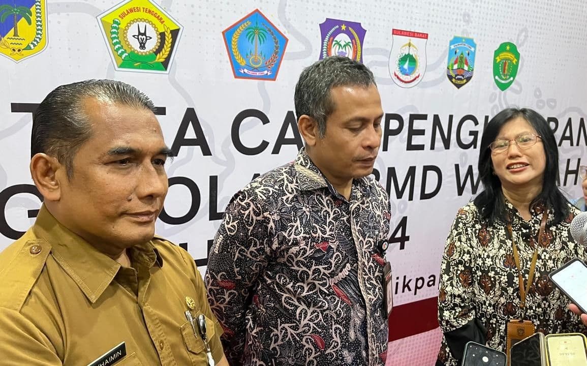 Deputi Bidang Koordinasi dan Supervisi KPK, Irjen Pol. Didik Agung Widjanarko (tengah), Kasubdit BMD Wilayah II, Dr. Dwi Satriany Unwidjaja dan Sekda Balikpapan, Muhaimin ketika memberikan keterangan di Auditorium Balai Kota Balikpapan, Selasa 3 September 2024