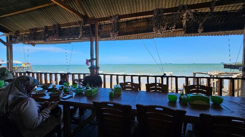 Rumah makan ikan bakar Cahaya Laut di Pantai Mas Permai Balikpapan.