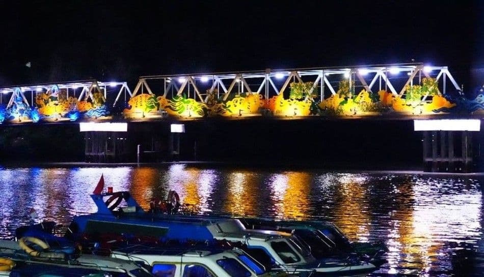 Jembatan Sambaliung di malam hari. Cantik dengan elemen estetis. 