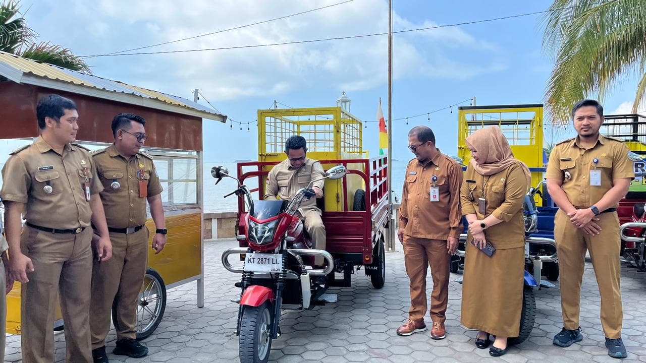 Dukung UMKM, Wali Kota Balikpapan Berikan Bantuan Rombong dan Gerobak 