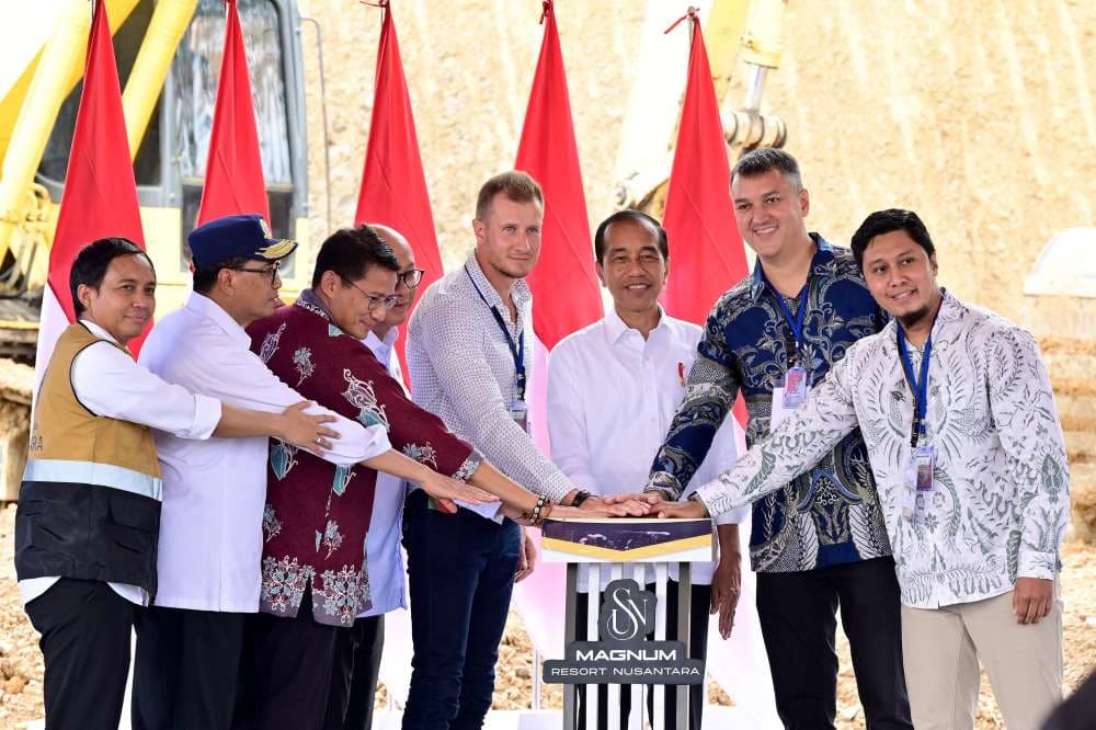 Presiden Joko Widodo melakukan peletakan batu pertama (groundbreaking) Magnum Resort Nusantara yang berada di kawasan Ibu Kota Nusantara (IKN), Provinsi Kalimantan Timur, pada Rabu, 25 September 2024. Kepala Negara optimis bahwa pembangunan hunian seperti Magnum Resort Nusantara akan menarik lebih banyak investor dan membantu memperkuat ekosistem properti di IKN.