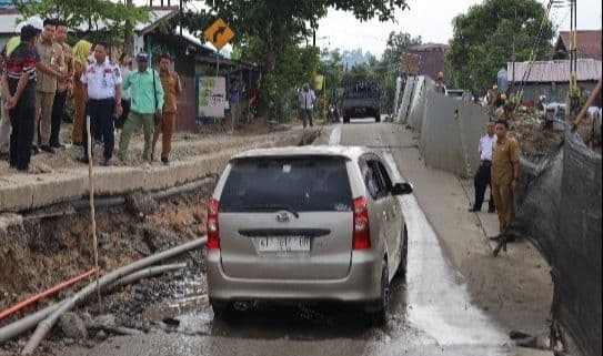 Pastikan Pengerjaan Perbaikan, Pjs Bupati Kukar Tinjau Jalan Poros Tenggarong-Samarinda