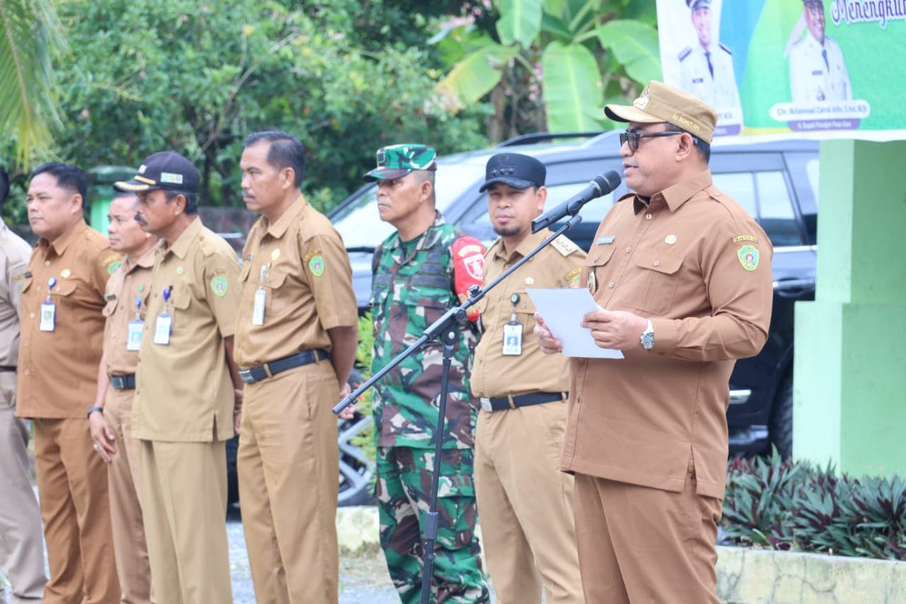 Pimpin Apel Gabungan, Pj Bupati PPU Tegaskan Kepentingan Masyarakat Harus Prioritas pada Senin 22 Oktober 2024, di Kantor Kecamatan Babulu