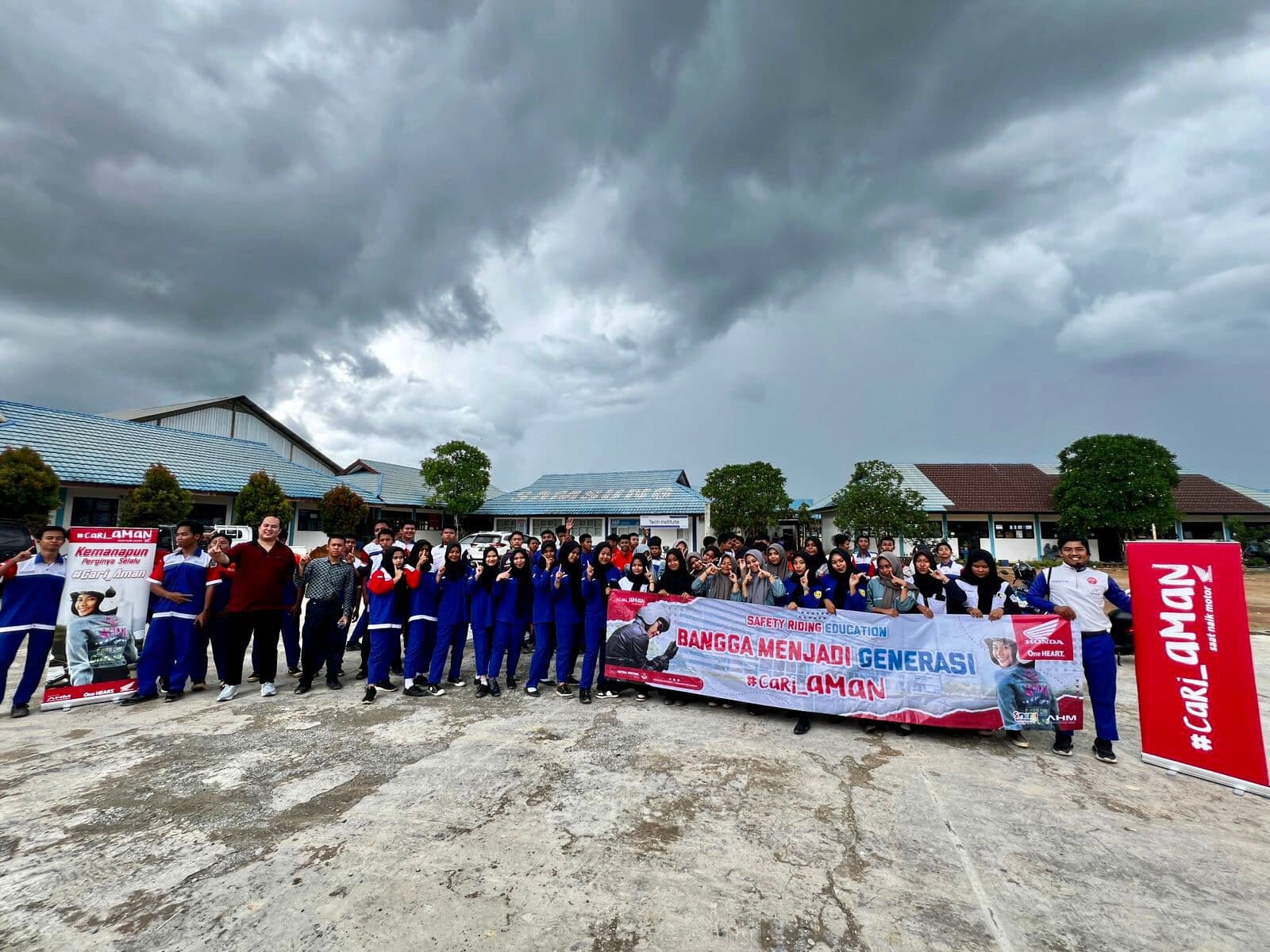 Gaungkan #cari_AMAN, Astra Motor Kaltim 1 Edukasi Safety Riding di SMKN 1  PPU