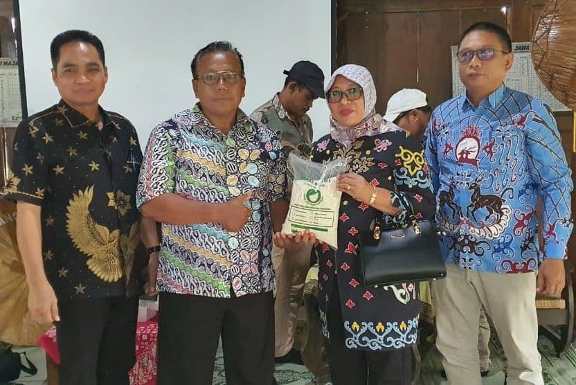 Sekretaris Distan PPU, Supardi, bersama Penyuluh Pertanian Lapangan (PPL) serta 25 petani dari kabupaten PPU, mengikuti studi tiru pengembangan padi organik didampingi anggota DPRD PPU, Sujiati.