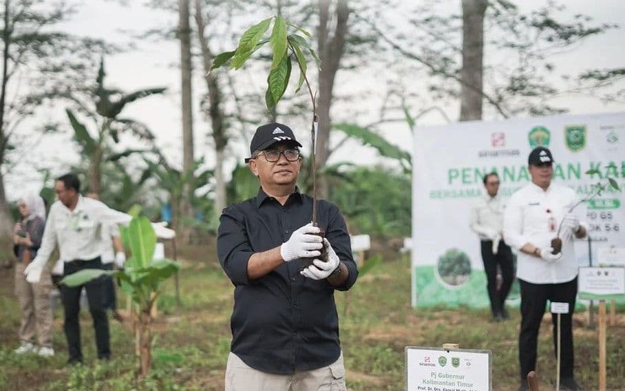 Pj Gubernur Kaltim Akmal Malik, menghadiri penyerahan pohon dari PT Berau Coal. 