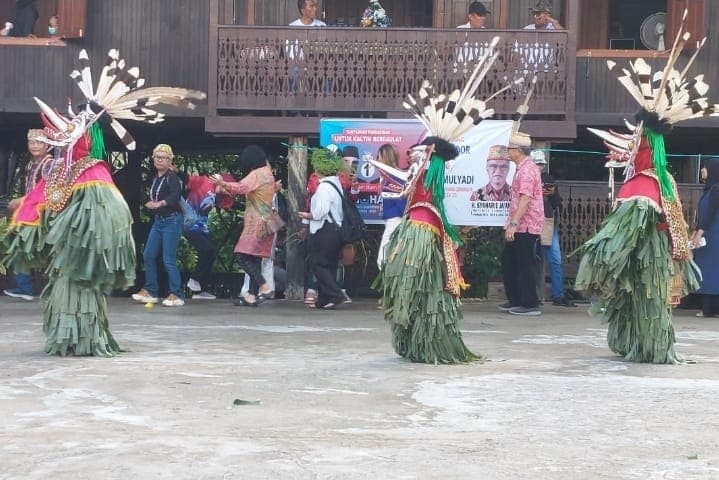 Penampilan tari Hudoq yang bernuansa magis dan sakral.