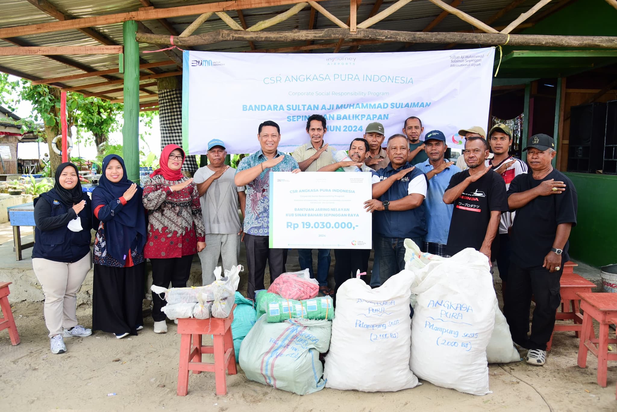 Bandara SAMS Sepinggan Salurkan Bantuan CSR untuk Nelayan dan Tempat Ibadah