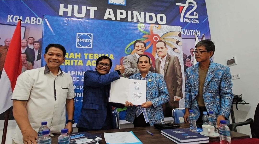 Ketua DPP APINDO Kalimantan Timur periode 2019-2024, Slamet Brotosiswoyo, secara resmi menyerahkan berita acara kepada ketua baru periode 2024-2029, Abriantinus.