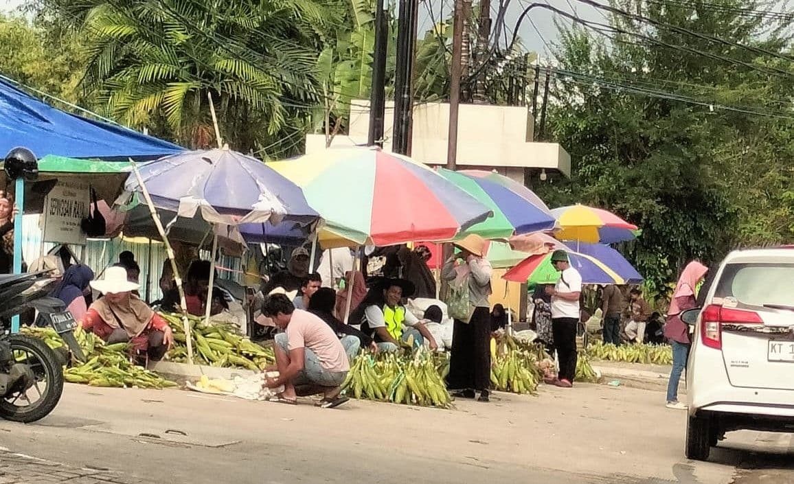 Jelang Pergantian Malam Tahun Baru 2025, Pedagang Jagung dan Terompet Mulai Terlihat