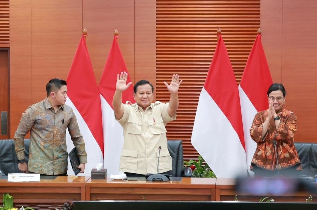 Presiden Prabowo Subianto bersama Menteri Keuangan Sri Mulyani Indrawati dan Sekretaris Kabinet Teddy Indra Wijaya. 