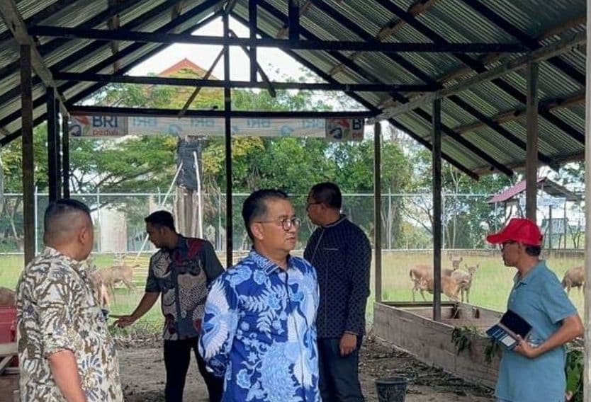 PJ Gubernur Kalimantan Timur Akmal Malik mengunjungi penangkaran rusa Kabupaten Penajam Paser Utara. 