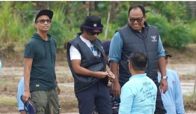 PJ Gubernur Kalimantan Timur Akmal Malik bersama PJs Bupati PPU Zainal Arifin, Kaka dan Ridho Slank, menanam padi.