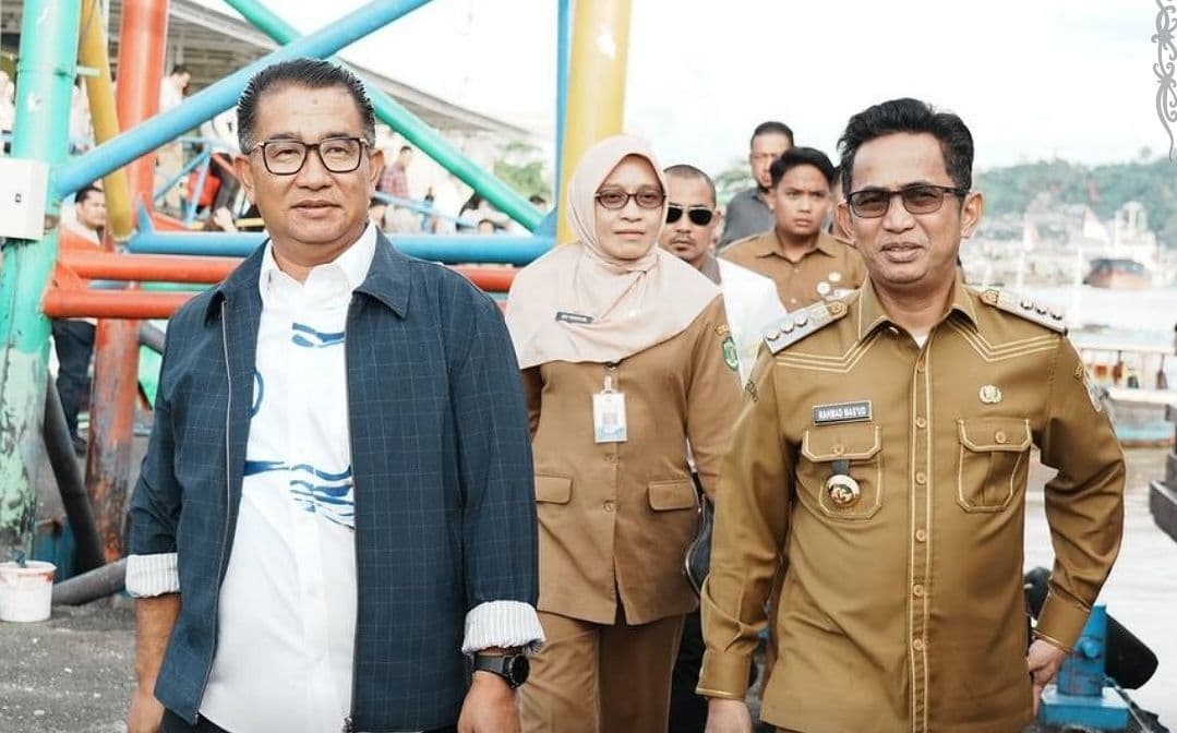 PJ Gubernur Kalimantan Timur Akmal Malik bersama Walikota Balikpapan Rahmad Mas'ud dan Sekda Kaltim Sri Wahyuni membahas persiapan peringatan Hari Otonomi Daerah 2025.