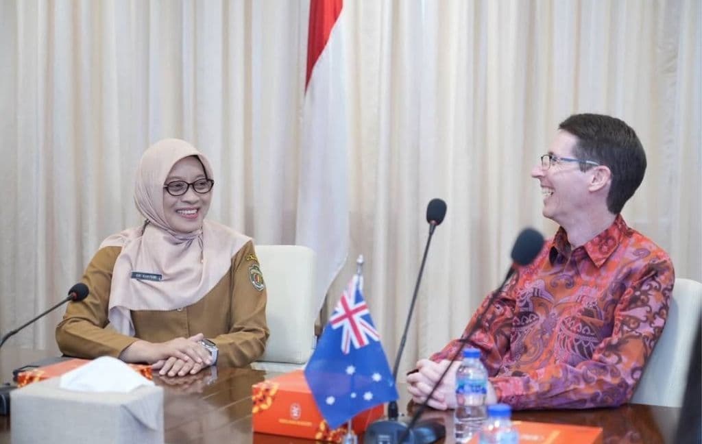 Konsul Jenderal Australia Makassar Todd Dias dan Sekretaris Daerah (Sekda) Kaltim Sri Wahyuni berbincang terkait rencana investasi Australia di Benua Etam.