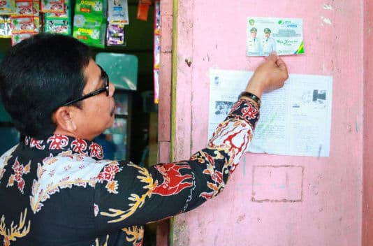 Wabup PPU Pasang Stiker di sejumlah rumah penerima manfaat sebagai tanda keikutsertaan program jaminan sosial 