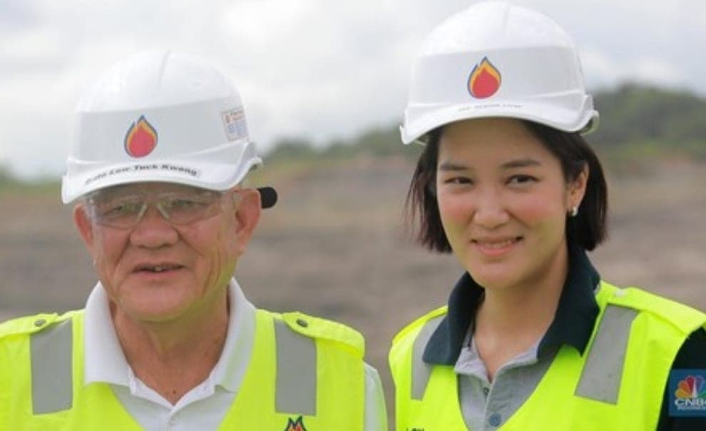 Elaine tampil resmi bersama sang ayah, Dato Low Tuck Kwong.(Ist)
