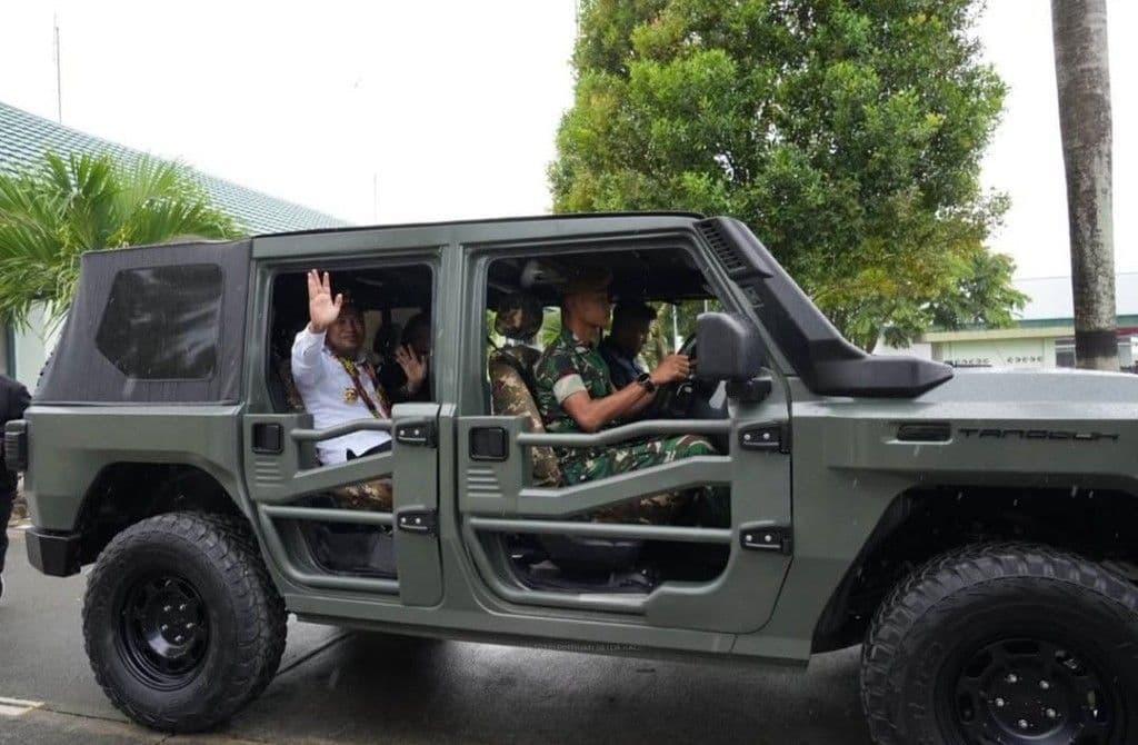Gubernur Kaltim Rudy Mas'ud menumpang kendaraan TNI saat acara Pengarahan Sinergitas TNI-Polri di Aula Batalyon Artileri Pertahanan Udara 7/Agni Bala Cakti (Yon Arhanud 7/ABC), Bontang, Sabtu 12 Juli 2025.  (Adpimprov/Hudais TP)