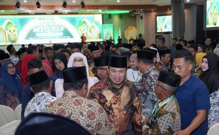 Gubernur Kaltim Rudy Mas'ud hadir pada Malam Ta’aruf Musabaqah Tilawatil Qur’an (MTQ) ke-45 Tingkat Provinsi Kalimantan Timur resmi digelar di Gedung Serba Guna (GSG) Kompleks Kantor Bupati Kutai Timur, Sabtu malam (12/7/2025). (Adpimprov/Hudais Tri Putra)