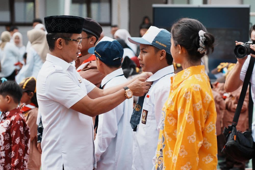 Wali Kota Balikpapan Rahmad Mas'ud menyerahkan secara simbolis seragam untuk siswa SMP. (Ambarwati)