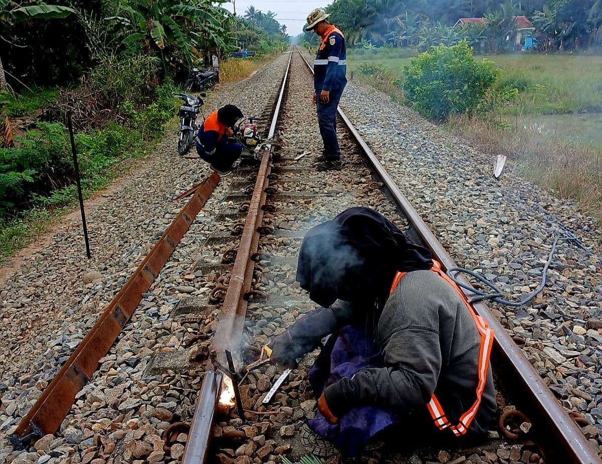 KAI Sumatera Utara melakukan perawatan jalur rel di wilayah operasional. Kalimantan yang menjadi pulau terluas Indonesia, belum memiliki jalur kereta api.  (PT KAI)  