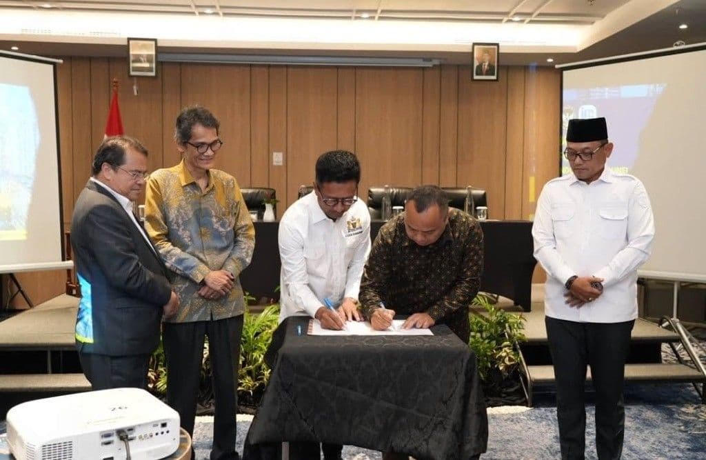 Wakil Gubernur Seno Aji menyaksikan penandatanganan kerja sama antara Kadin Samarinda dengan Indonesian Business Chamber (IBC) Brunei Darussalam. (Adpimprov/Ahmad Riyandi)  