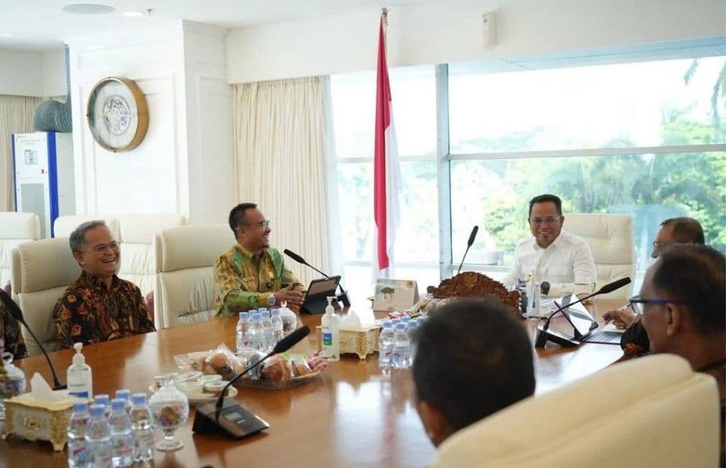 Gubernur Kaltim, Rudy Mas'ud menerima Kepala Kantor Wilayah Direktorat Jenderal Perbendaharaan Negara (DJPb) Kaltim, Edi Mulyadi, di Kantor Gubernur di Samarinda, Kamis (24/7/2025). (Adpimprov/Hudais)