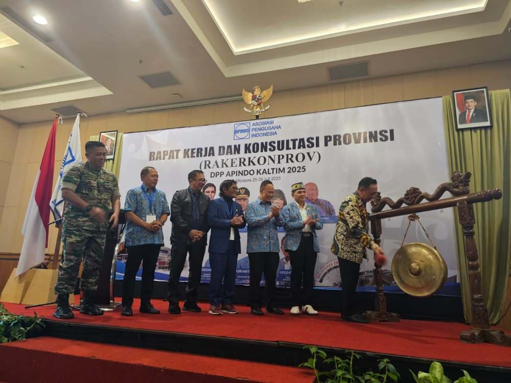 Kepala Dinas Ketenagakerjaan dan Transmigrasi Kaltim,Rozani Erwadi membuka Rakerkonprov Apindo Kaltim 2025. 
