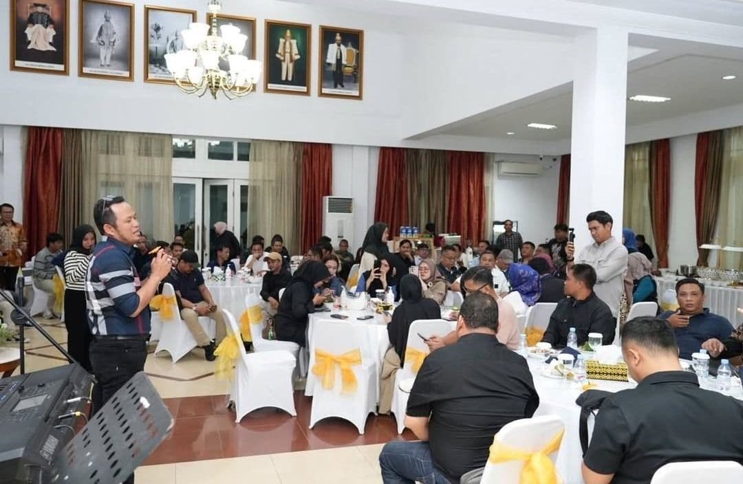 Gubernur Kaltim Rudy Mas'ud bertemu dengan pimpinana media, organisasi media di Lamin Etam, Samarinda, Sabtu 26 Juli 2025. (Adpimprov/Ahmad Riyandi)