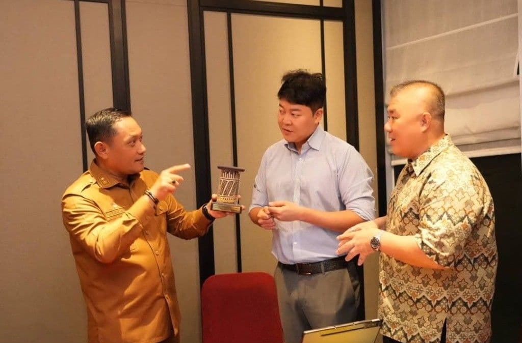Wagub Kaltim Seno Aji dan delegasi Korea Selatan, Shawn Kim, dan Young Kim. (Adpimprov/Ahmad Riyandi)