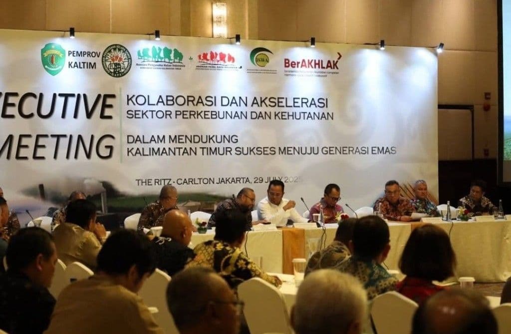 Gubernur Kaltim Rudy Mas’ud memberikan arahan pada Executive Meeting yang diikuti Presiden Direktur, CEO, pimpinan perusahaan sektor perkebunan dan kehutanan dari berbagai grup industri yang beroperasi di wilayah Kalimantan Timur. (Adpimprov/Heru Rinaldi)