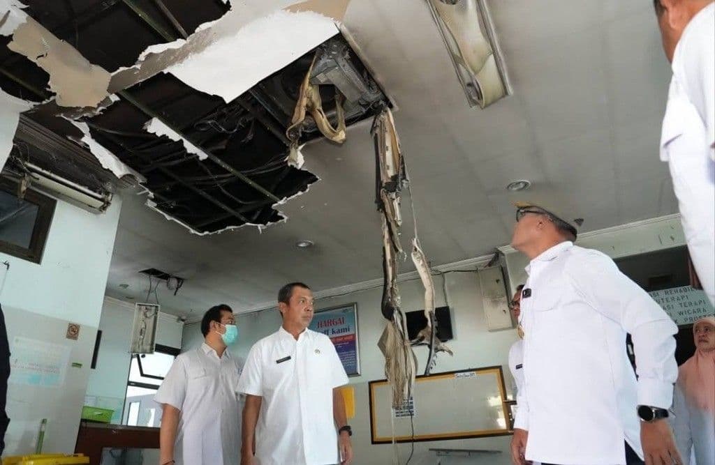 Wakil Gubernur Seno Aji mengunjungi RSUD Abdul Wahab Sjahranie Samarinda pasca kebakaran di ruang fisioterapi. (Adpimprov/Hudais Tri Putra)