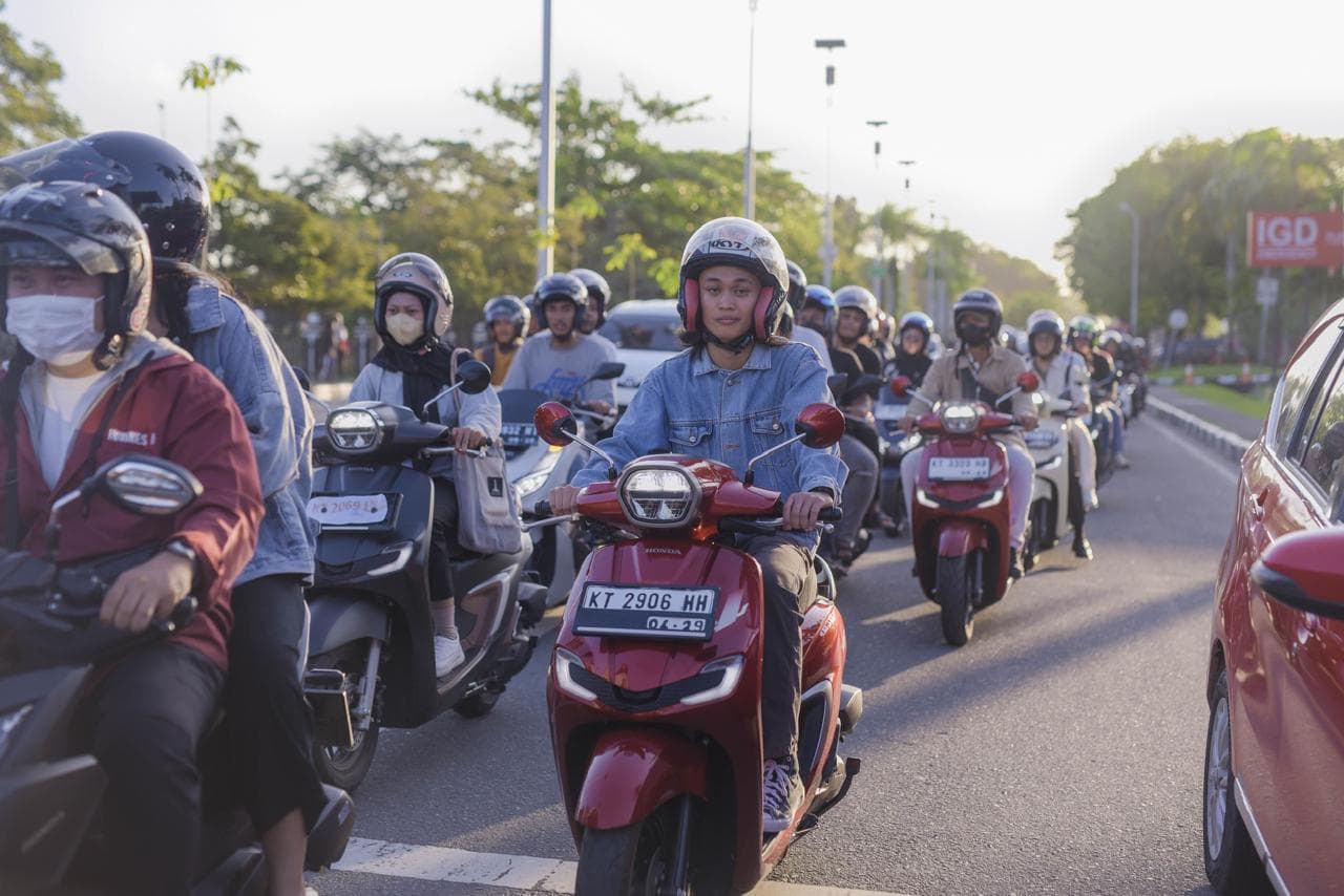Tips Aman Berkendara Motor Saat Hujan, Jangan Asal Pakai Jas Hujan