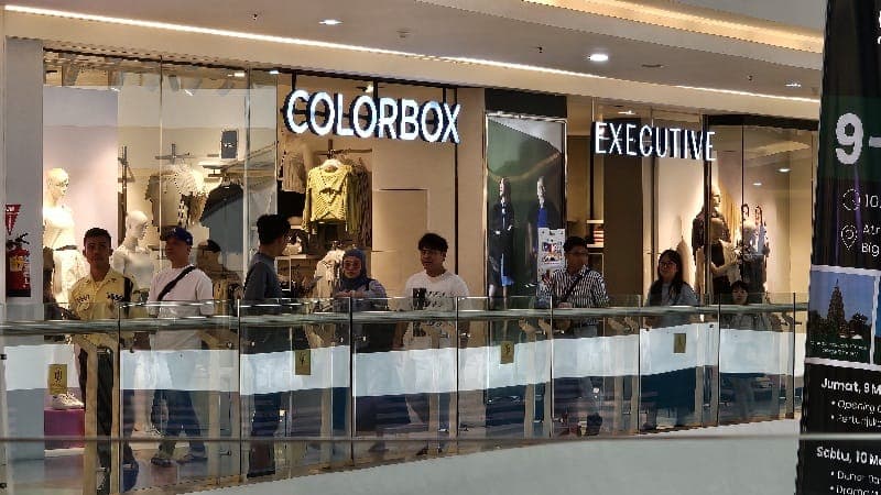 Warga Samarinda mengunjungi pusat perbelanjaan. Fenomena Rojali dan Rohana meningkat di Indonesia.