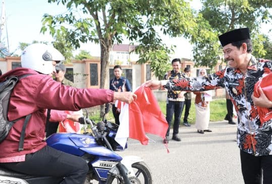 HUT RI ke 80, Pemkab PPU Bagikan Ribuan Bendera Merah Putih  