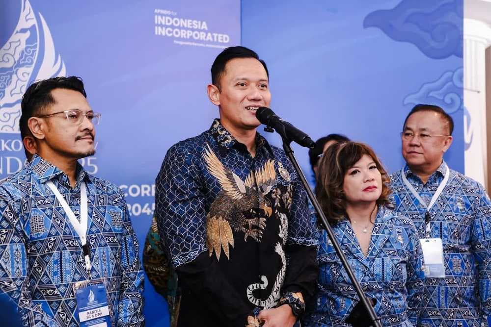 Menko Infrastruktur & Pembangunan Kewilayahan, Agus Harimurti Yudhoyono bersama Ketua Umum Apindo Shinta W Kamdani.  