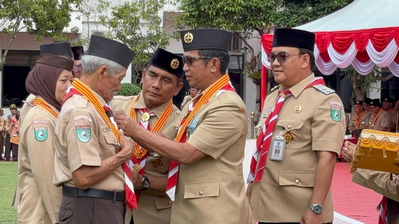 Wali Kota Rahmad Mas’ud memimpin langsung upacara yang diwarnai penyerahan 50 lencana penghargaan pengabdian bagi anggota Pramuka pada Kamis 14 Agustus 2025 di halaman Balaikota Balikpapan